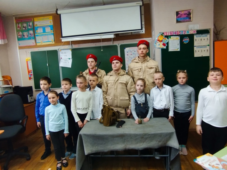 Пост о встрече Юнармейцев с младшими ребятами.